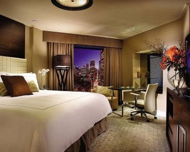 Four Seasons Hotel - Mackay Tourism 0