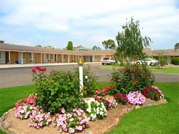 Bega Village Motor Inn - Mackay Tourism 0