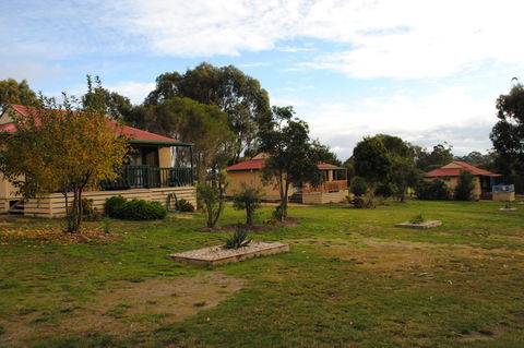 Lakes Entrance Country Cottages - Mackay Tourism 0