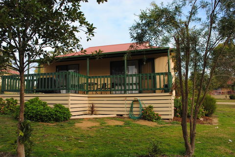 Lakes Entrance Country Cottages - Mackay Tourism 2