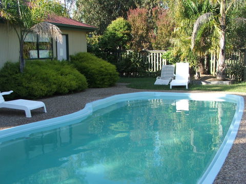 Lakes Entrance Country Cottages - Mackay Tourism 3