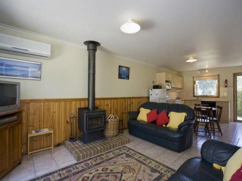 Surfcoast Retreat - Mackay Tourism 1
