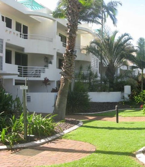 Camargue Beachfront Apartments - Mackay Tourism 1