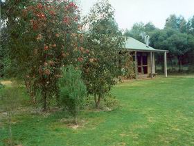 Murray's Country Cottages - Mackay Tourism 0