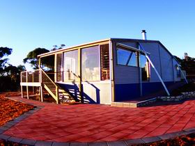 Wilderness Valley Studio Accommodation - Mackay Tourism 0