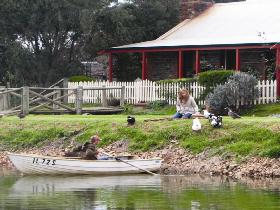 Stonewell Cottages And Vineyards - Mackay Tourism 0
