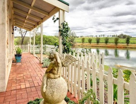 Stonewell Cottages And Vineyards - Mackay Tourism 2