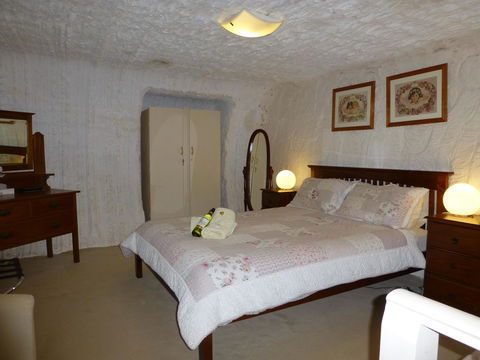 Underground Bed And Breakfast - Mackay Tourism 0