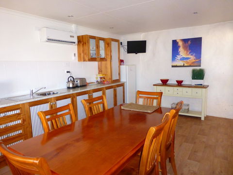 Underground Bed And Breakfast - Mackay Tourism 1