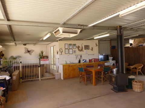 Underground Bed And Breakfast - Mackay Tourism 3