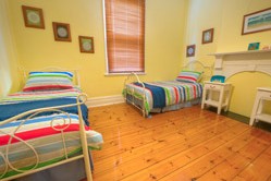 Semaphore Beach Cottage Bed And Breakfast - Mackay Tourism 1