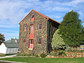 Bluestone Grain Store B&B - Mackay Tourism 0