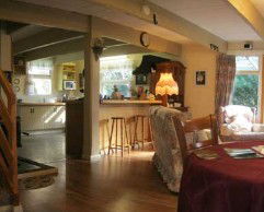 Hide-Away Cottage Retreat - Mackay Tourism 3