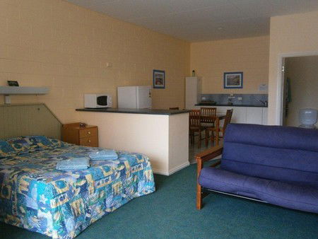 Penguin Holiday Apartments - Mackay Tourism 0