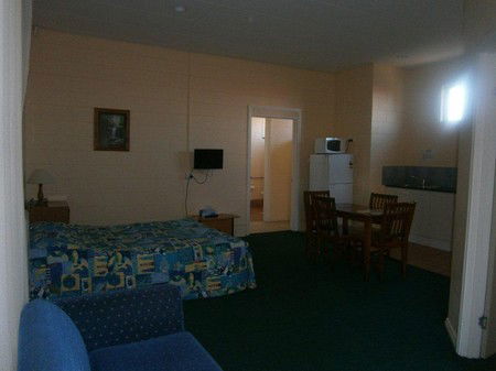 Penguin Holiday Apartments - Mackay Tourism 1