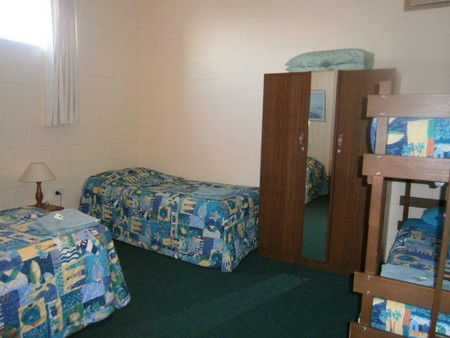 Penguin Holiday Apartments - Mackay Tourism 2