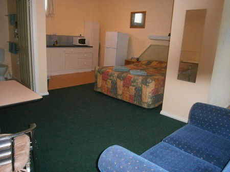 Penguin Holiday Apartments - Mackay Tourism 4
