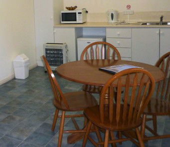 Southport Hotel And Caravan Park - Mackay Tourism 1