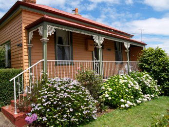 Kenya Cottage - Mackay Tourism 1