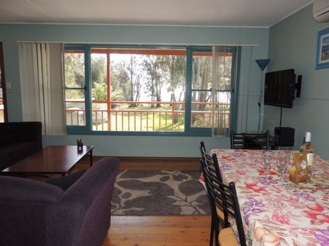 A Paradise Bungalow Waterfront - Mackay Tourism 3