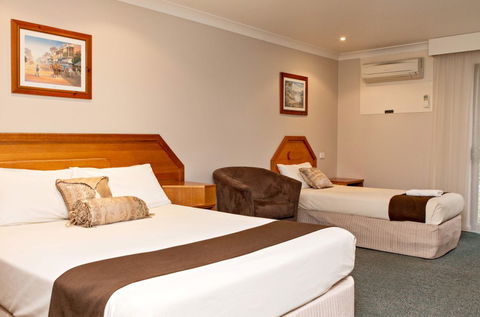 Hilltops Retreat Motor Inn - Mackay Tourism 1