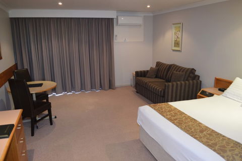 Hilltops Retreat Motor Inn - Mackay Tourism 3