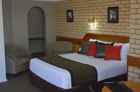 Hilltops Retreat Motor Inn - Mackay Tourism 4