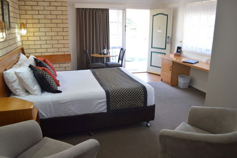 Hilltops Retreat Motor Inn - Mackay Tourism 5