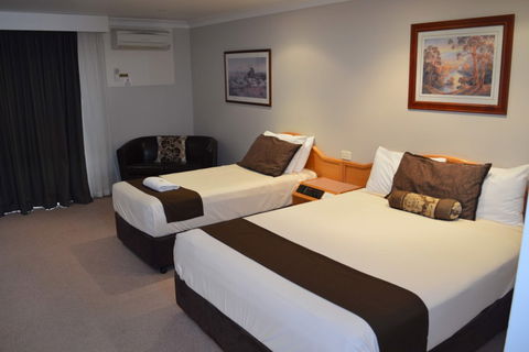 Hilltops Retreat Motor Inn - Mackay Tourism 7