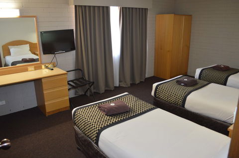 Hilltops Retreat Motor Inn - Mackay Tourism 8