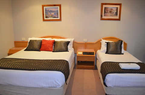 Hilltops Retreat Motor Inn - Mackay Tourism 9