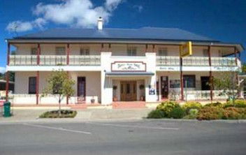 Apsley Arms Hotel - Mackay Tourism 1