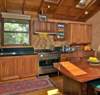 Bodhi Cottages - Mountaintop Villa - Mackay Tourism