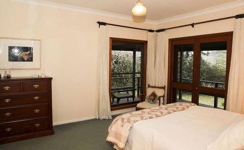 A Church And Homestead In Mudgee - Mackay Tourism 1