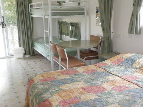 Emerald Cabin And Caravan Village - Mackay Tourism 3