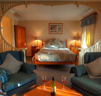 Honeysuckle Cottages and The Rocks Restaurant - Mackay Tourism