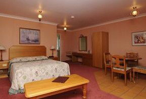 McNevins Warwick Motel And Gunyah Restaurant - Mackay Tourism 3