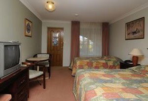 McNevins Warwick Motel And Gunyah Restaurant - Mackay Tourism 4