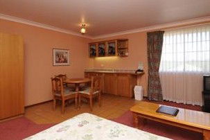 McNevins Warwick Motel And Gunyah Restaurant - Mackay Tourism 5