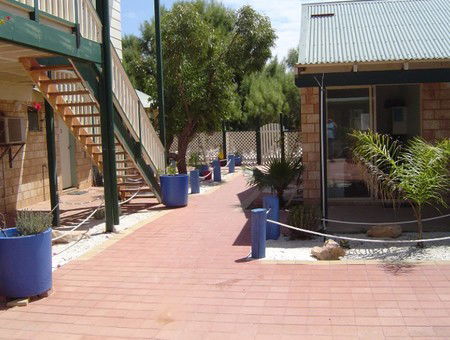 Bay Lodge Economy Beachfront - Mackay Tourism 3