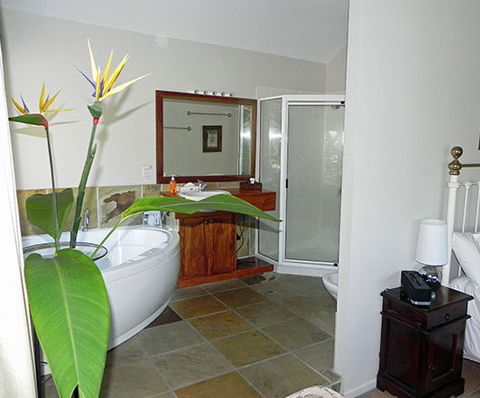 Airlie Waterfront Bed And Breakfast - Mackay Tourism 0