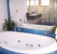 Bateau Bay Beachfront Luxury Accomodation - Mackay Tourism