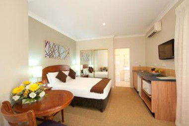 Pokolbin Hills Chateau Resort - Mackay Tourism 0