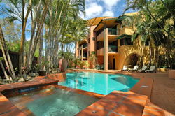 Bermuda Villas - Mackay Tourism 0