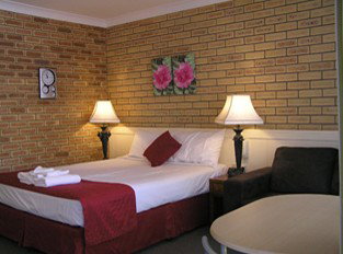 Blue Violet Motor Inn - Mackay Tourism 0