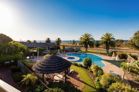 Busselton Beach Resort - Mackay Tourism 0
