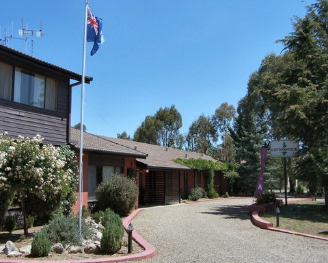 Cottonwood Lodge Motel - Mackay Tourism 0