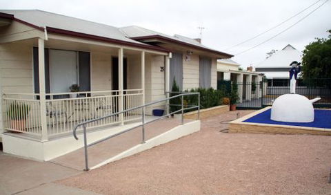 Executive Holiday Rental - Mackay Tourism 0