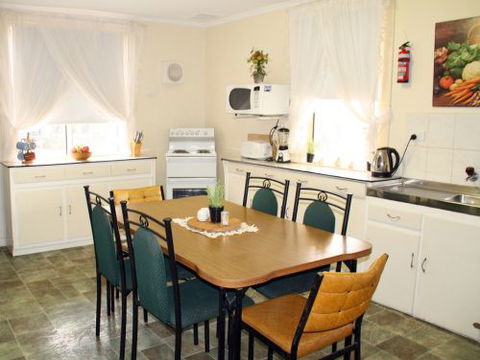 Executive Holiday Rental - Mackay Tourism 4