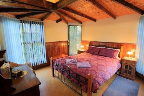 Stanley Lakeside Spa Cabins - Mackay Tourism 2